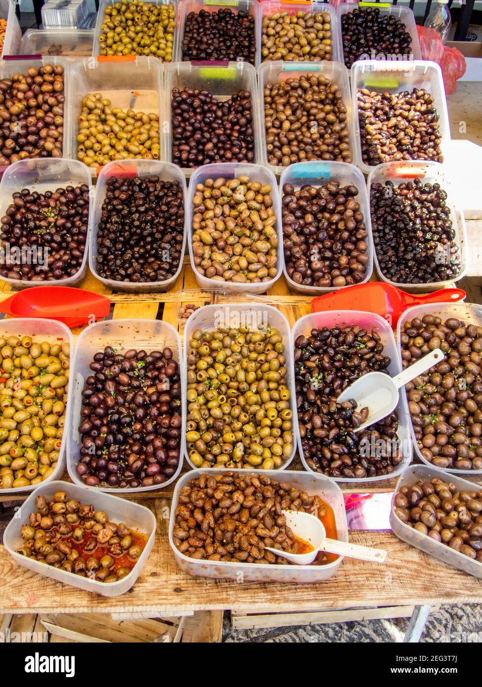 Kator Kotor è una città costiera del Montenegro. Golfo di Cattaro. Un mercato di strada che vende olive, Photo Phil Wilkinson / Alamy Foto Stock