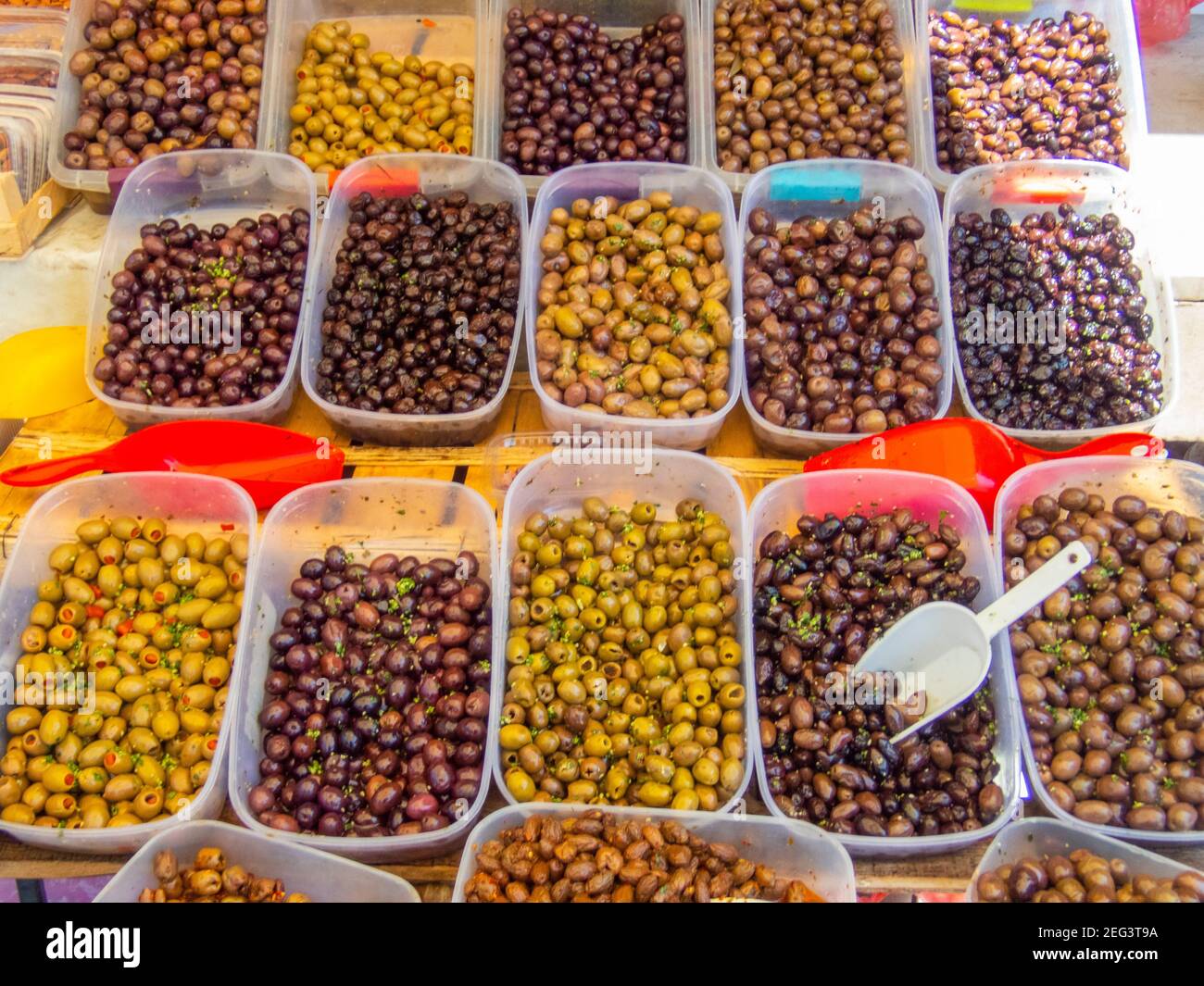 Kator Kotor è una città costiera del Montenegro. Golfo di Cattaro. Un mercato di strada che vende olive, Photo Phil Wilkinson / Alamy Foto Stock