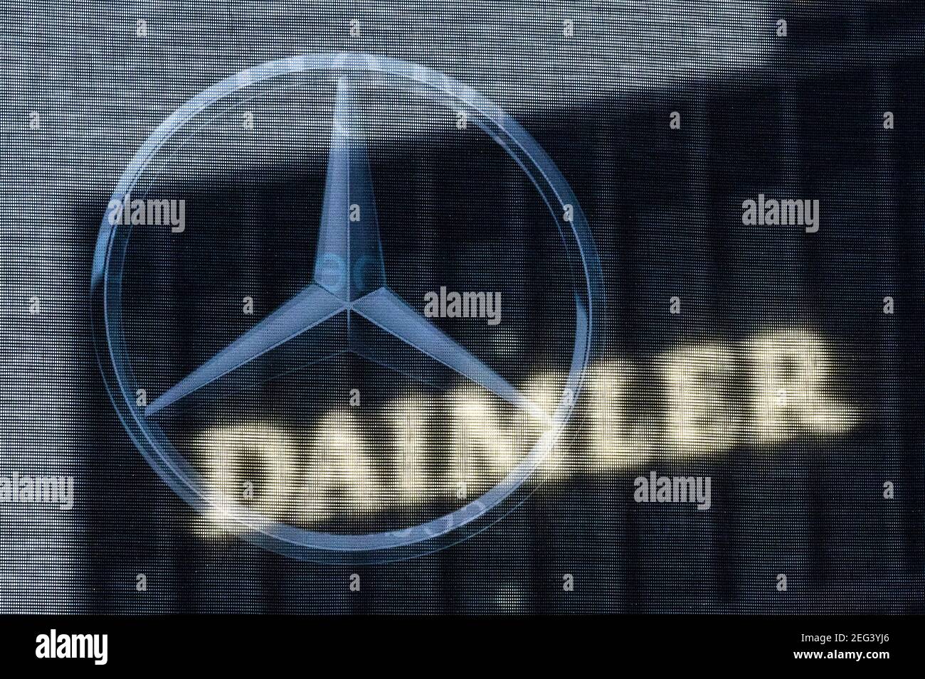 Stoccarda, Germania. 18 Feb 2021. La sede centrale della Daimler AG è visibile attraverso una bandiera raffigurante la stella Mercedes. (A dpa "Daimler realizza profitti significativamente maggiori nell'anno 2020 di Corona rispetto a prima". Credit: Marijan Murat/dpa/Alamy Live News Foto Stock