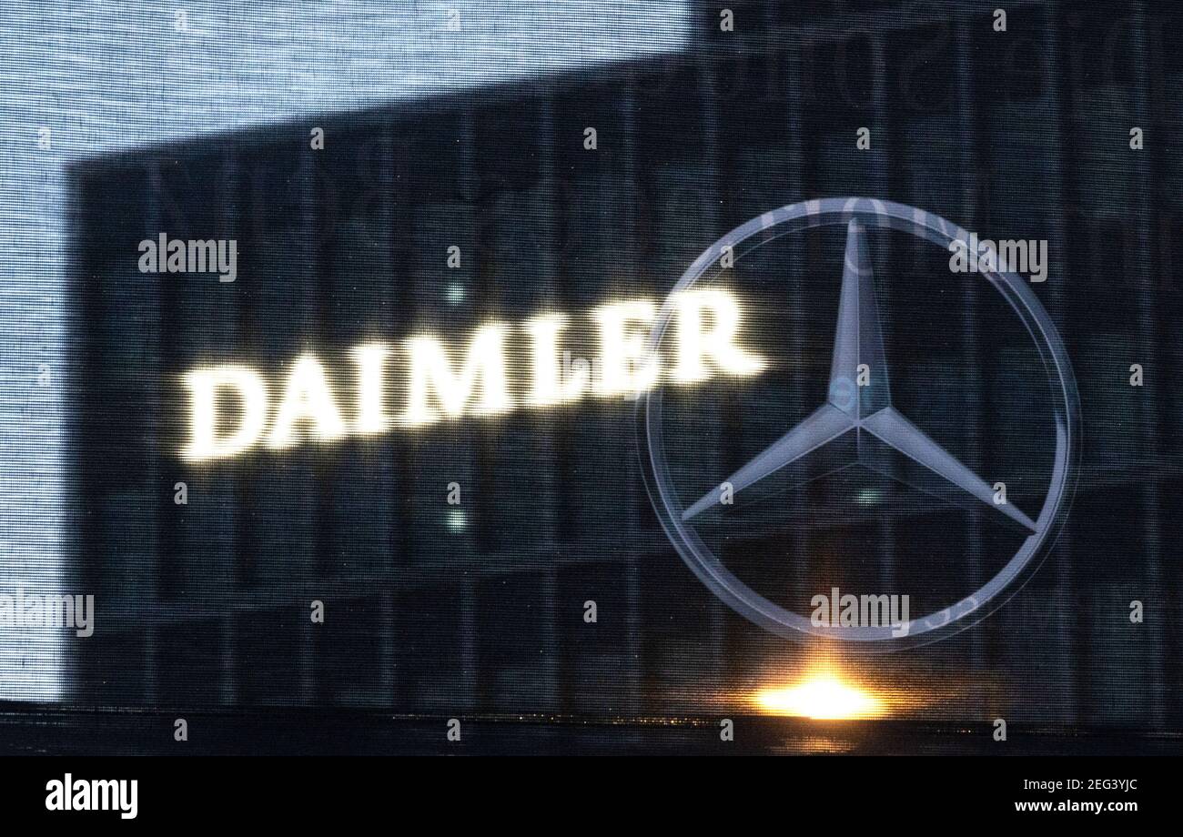 Stoccarda, Germania. 18 Feb 2021. La sede centrale della Daimler AG è visibile attraverso una bandiera raffigurante la stella Mercedes. (A dpa "Daimler realizza profitti significativamente maggiori nell'anno 2020 di Corona rispetto a prima". Credit: Marijan Murat/dpa/Alamy Live News Foto Stock