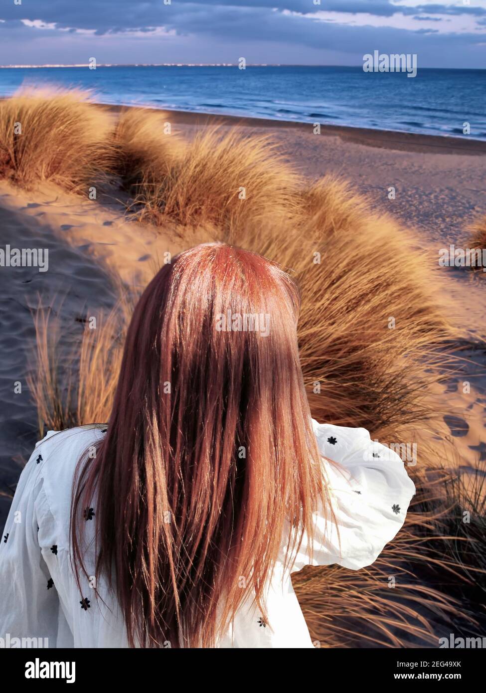 Donna sulla spiaggia Foto Stock