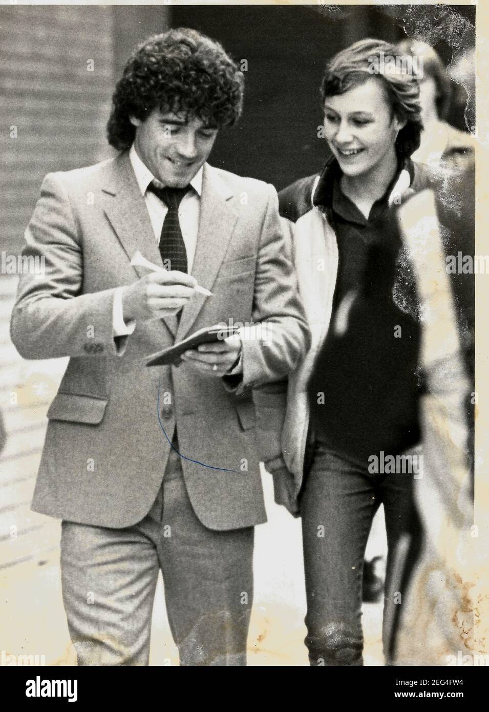 Kevin Keegan lascia Leeds Crown Court 1982 firmando un autografo per ventola Foto Stock