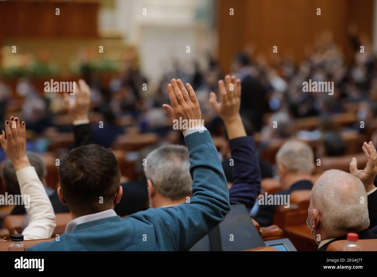 Bucarest, Romania - 17 febbraio 2021: Profondità di campo poco profonda (fuoco selettivo) con i dettagli del voto dei parlamentari rumeni alzando le mani. Foto Stock