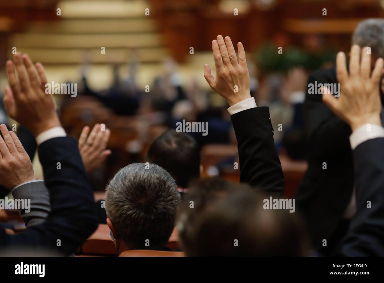 Bucarest, Romania - 17 febbraio 2021: Profondità di campo poco profonda (fuoco selettivo) con i dettagli del voto dei parlamentari rumeni alzando le mani. Foto Stock
