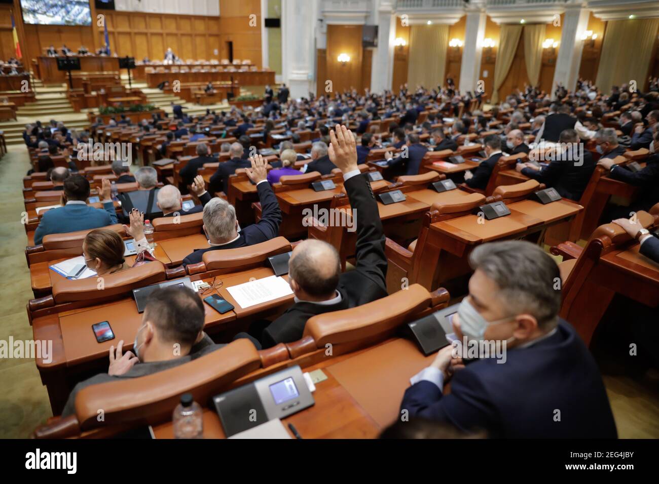 Bucarest, Romania - 17 febbraio 2021: Profondità di campo poco profonda (fuoco selettivo) con i dettagli del voto dei parlamentari rumeni alzando le mani. Foto Stock