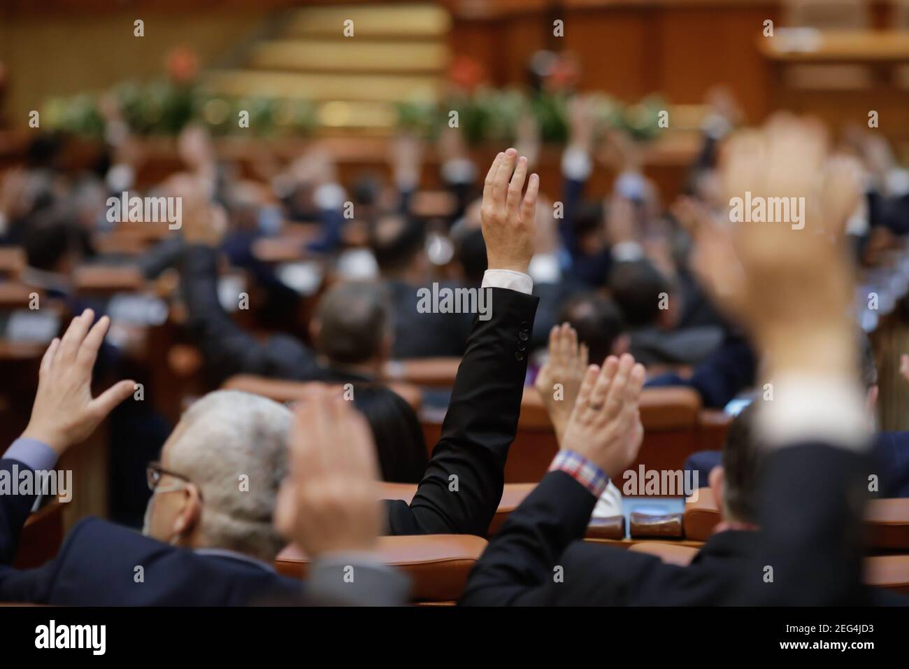 Bucarest, Romania - 17 febbraio 2021: Profondità di campo poco profonda (fuoco selettivo) con i dettagli del voto dei parlamentari rumeni alzando le mani. Foto Stock