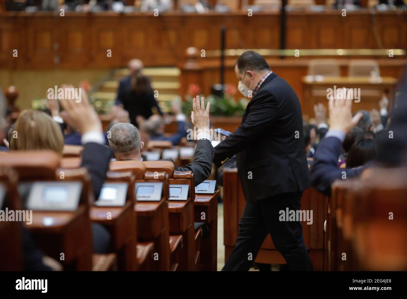 Bucarest, Romania - 17 febbraio 2021: Profondità di campo poco profonda (fuoco selettivo) con i dettagli del voto dei parlamentari rumeni alzando le mani. Foto Stock