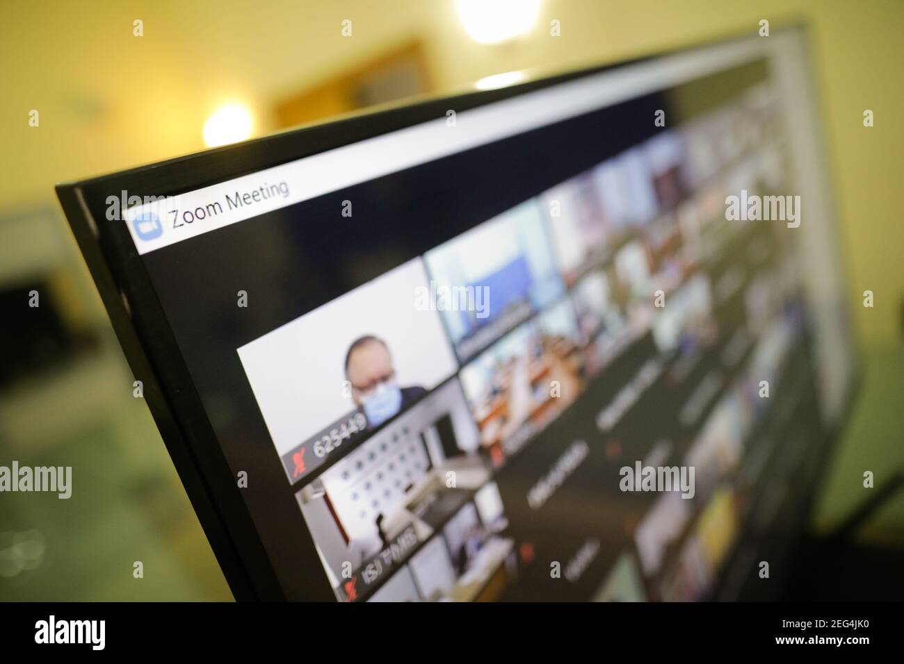 Bucarest, Romania - 4 febbraio 2021: Immagine della profondità di campo bassa (messa a fuoco selettiva) con l'app/sito della videoconferenza Zoom - lavoro da casa durante Foto Stock