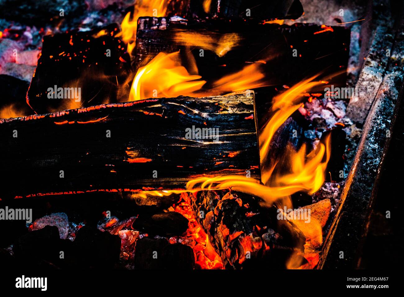 Primo piano di un fuoco di legno che brucia Foto Stock