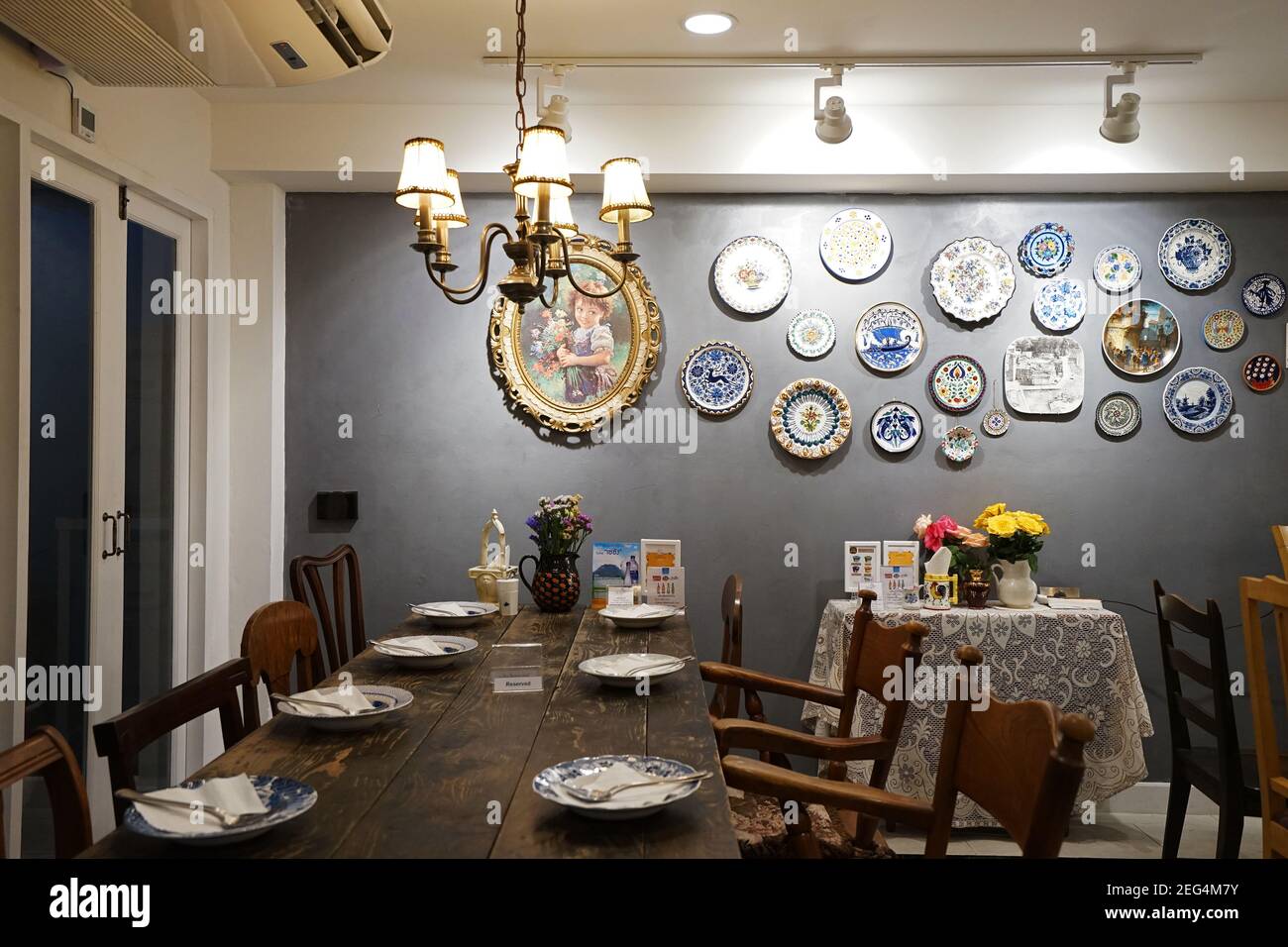 Interni e decorazioni in un ristorante di cucina thailandese locale con  mobili antichi in legno e colorate ceramiche dipinte a mano Foto stock -  Alamy