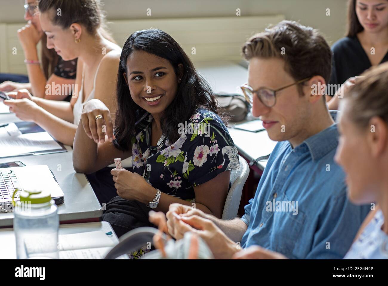Studenti universitari che lavorano in classe, giovani adulti in istruzione superiore, Università di Cambridge, Inghilterra Foto Stock