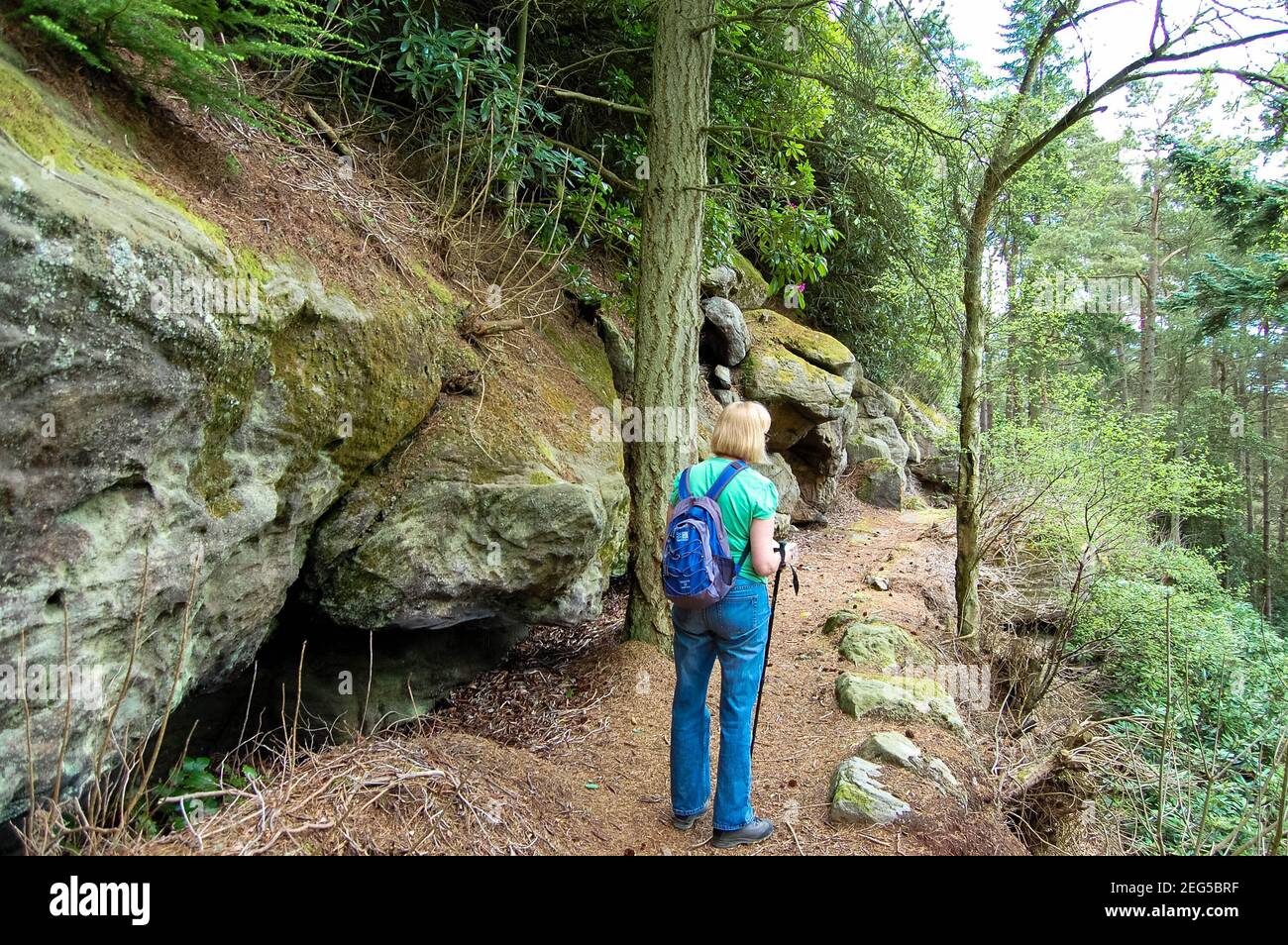 Bolder al Cragside Northumberland Regno Unito rocce massicce roccia sentiero roccioso camminatore bastone bastone zaino bella primavera Estate passeggiate a piedi Foto Stock