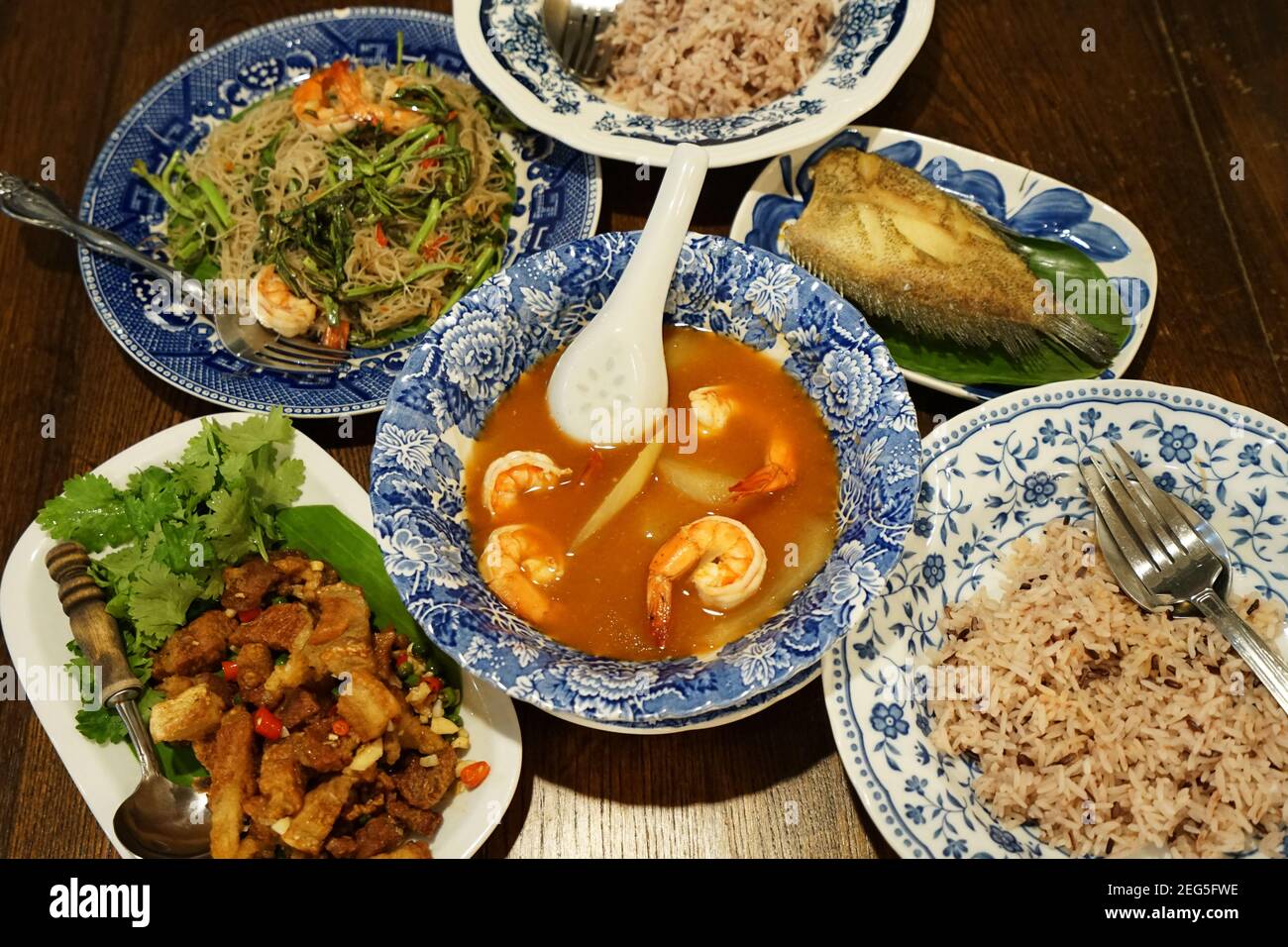 Zuppa di curry acida di gamberi servita con pesce fritto di Gourami (Gouramy) ,riso marrone, maiale streaky, frittura riso piccante tagliatelle vermicelli con gamberetto e w Foto Stock