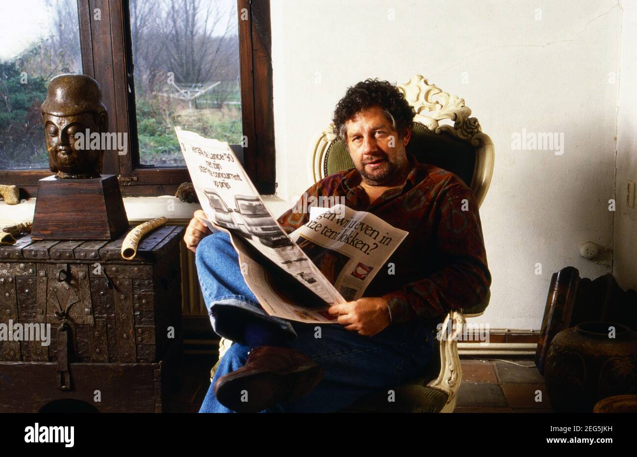Niederländischer, 1998 Drehbuchautor und Schauspieler, mit der Zeitung zuhause in Vlaardingen, Niederlande um. Foto Stock