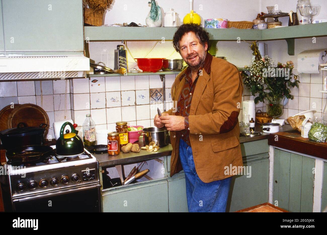 Chim van Houweninge, Niederländischer Drehbuchautor und Schauspieler, zuhause in der Küche in Vlaardingen, Niederlande um 1998. Foto Stock
