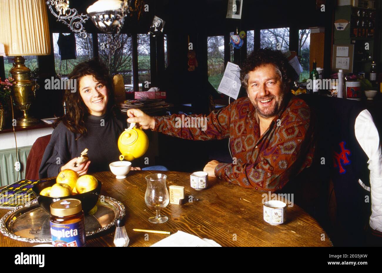 Dienstleistungen, Niederländischer Drehbuchautor und Schauspieler, mit Ehefrau Marina zuhause in Vlaardingen, Niederlande um 1998. Foto Stock