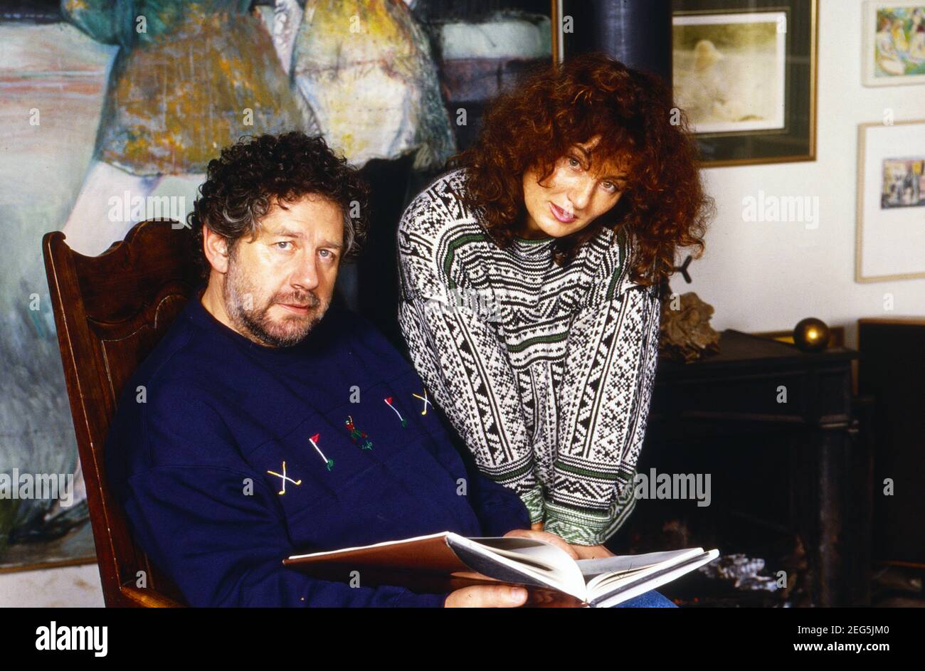 Dienstleistungen, Niederländischer Drehbuchautor und Schauspieler, mit Ehefrau Marina zuhause in Vlaardingen, Niederlande um 1998. Foto Stock