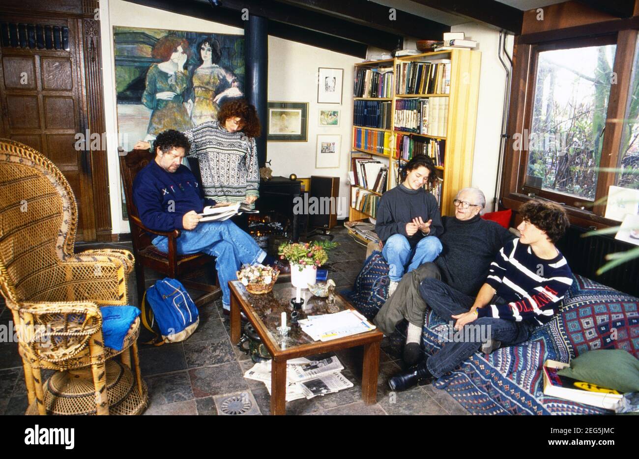 Niederländischer, 1998 Drehbuchautor und Schauspieler, zuhause mit Opa in Vlaardingen, Niederlande um. Foto Stock