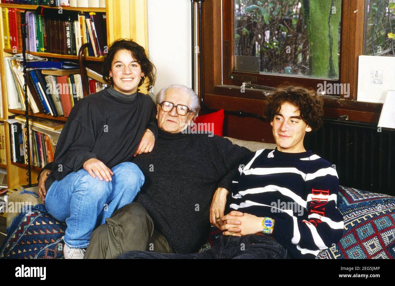 Kinder Chiem van Houweninge, Niederländischer Drehbuchautor und Schauspieler, zuhause mit Opa in Vlaardingen, Niederlande um 1998. Foto Stock