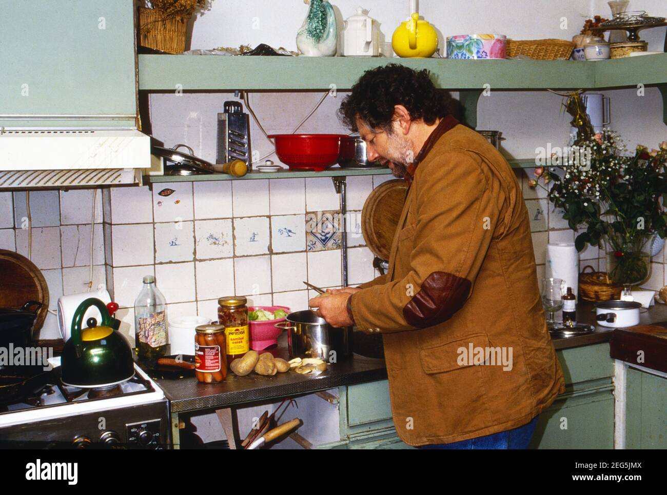 Chim van Houweninge, Niederländischer Drehbuchautor und Schauspieler, zuhause in der Küche in Vlaardingen, Niederlande um 1998. Foto Stock