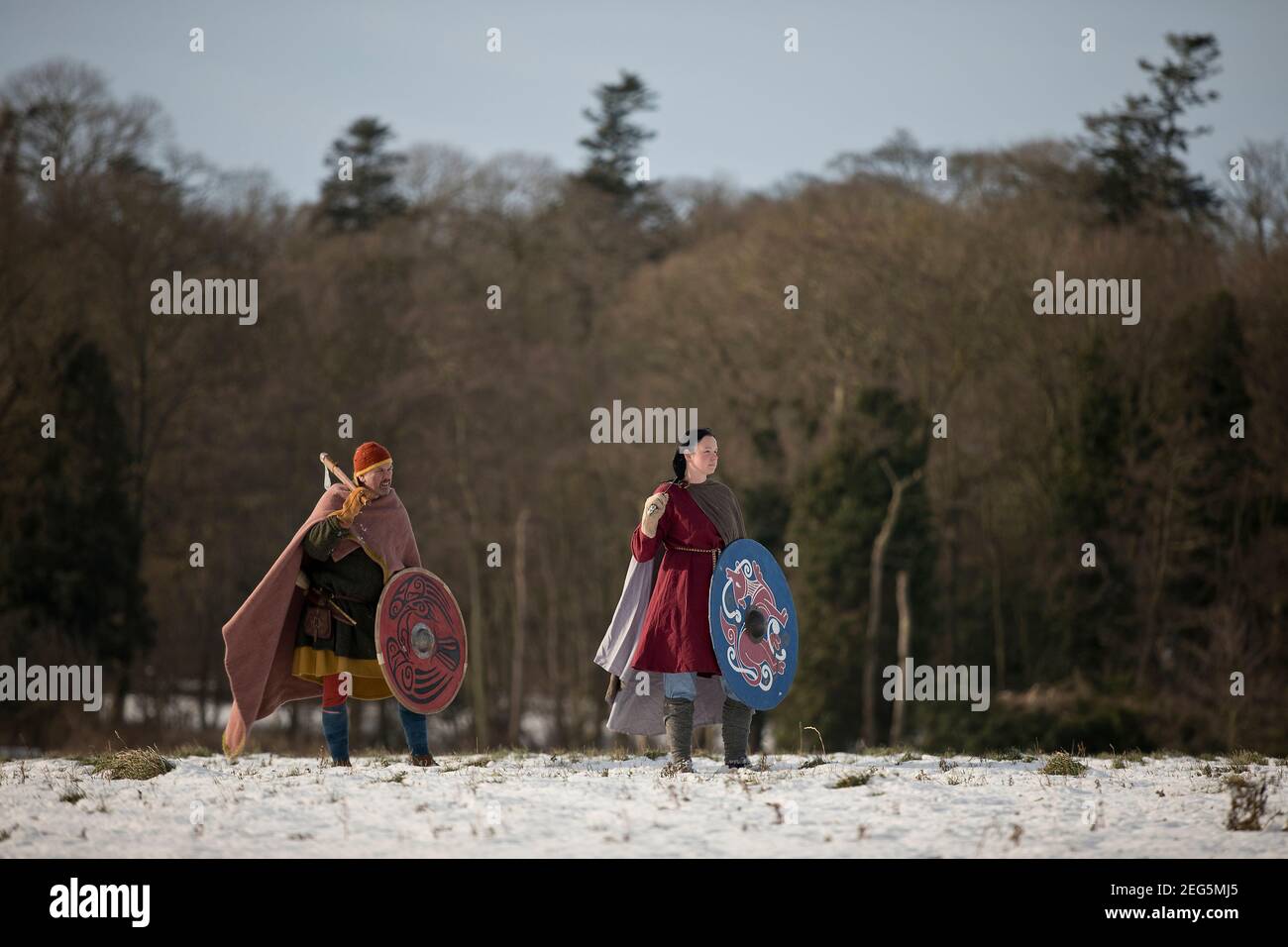Vichingo Shield-Maiden e guerriero anglosassone stanno in amicizia paesaggio congelato Foto Stock