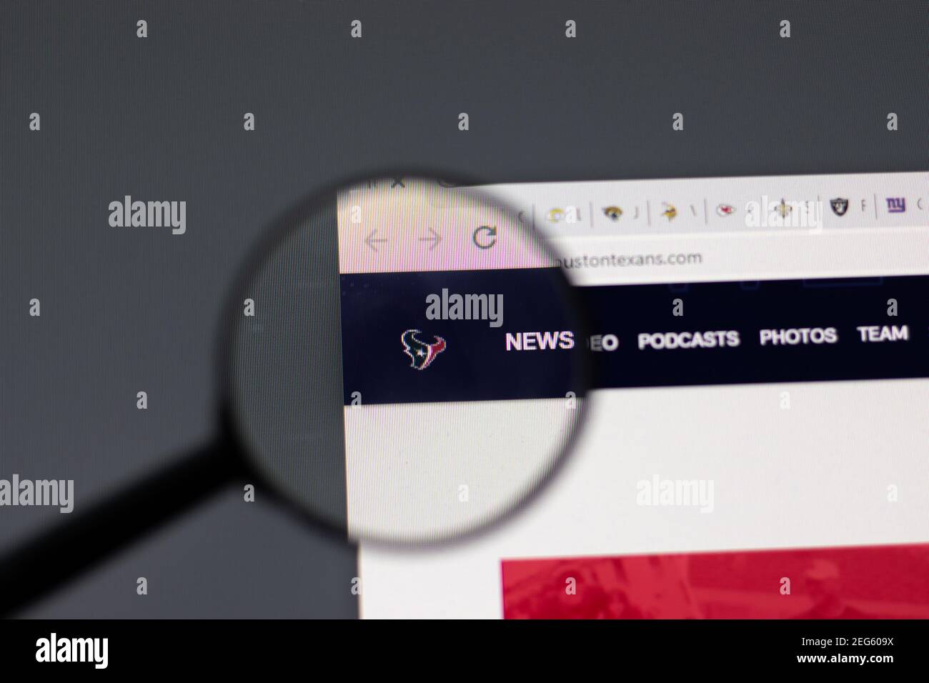 New York, USA - 15 Febbraio 2021: Sito web Houston Texans in browser con logo aziendale, editoriale illustrativo Foto Stock