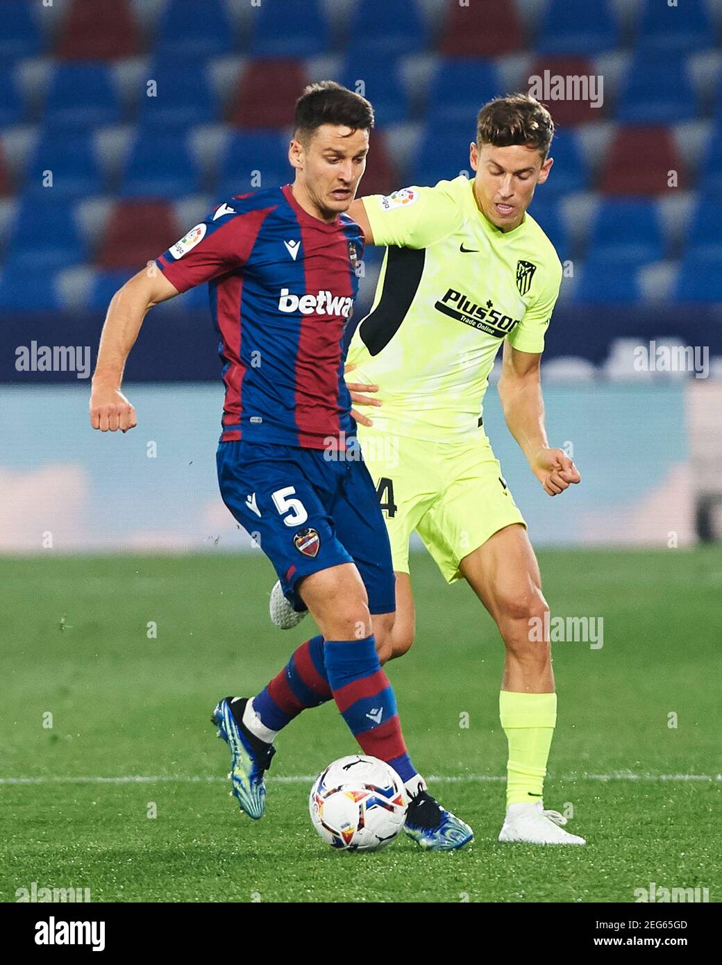 Nemanja Radoja di Levante UD e Marcos Llorente di Atletico De Madrid durante il campionato spagnolo la Liga calcio ma / LM Foto Stock