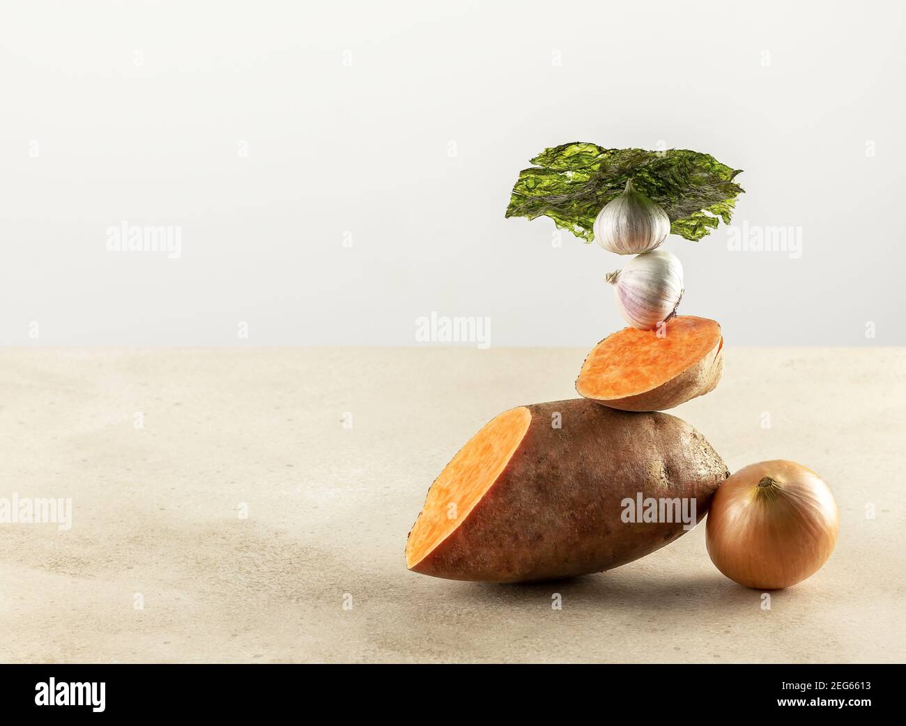 Equilibrare gli alimenti prebiotici sul tavolo, concetto creativo sano. Foto Stock