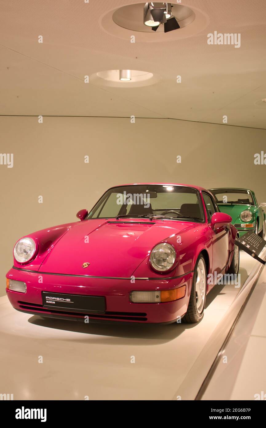 Davanti alla Porsche 91 Carrera RS rossa nel museo Porsche di Stoccarda, Germania. Foto Stock