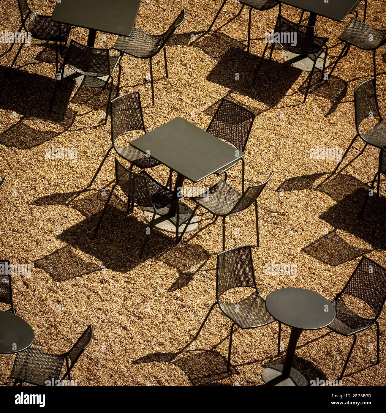 Vista dall'alto di sedie e tavoli in metallo su una terrazza, Francia Foto Stock