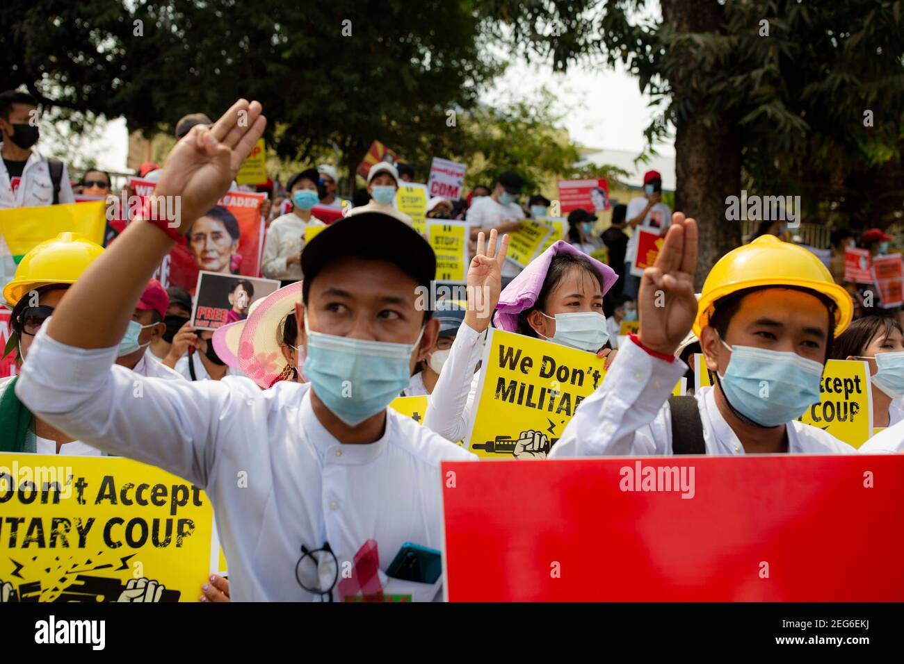 Yangon, Myanmar. 18 Feb 2021. Durante la manifestazione, gli insegnanti protestanti sollevano tre saluti. Una folla massiccia scese per le strade di Yangon per protestare contro il colpo di stato militare e chiese il rilascio del pro Aung San Suu Kyi. L'esercito del Myanmar ha arrestato il consigliere di Stato del Myanmar Aung San Suu Kyi il 01 febbraio 2021 e ha dichiarato uno stato di emergenza mentre coglie il potere nel paese per un anno dopo aver perso l'elezione contro la Lega nazionale per la democrazia (NLD). Credit: SOPA Images Limited/Alamy Live News Foto Stock