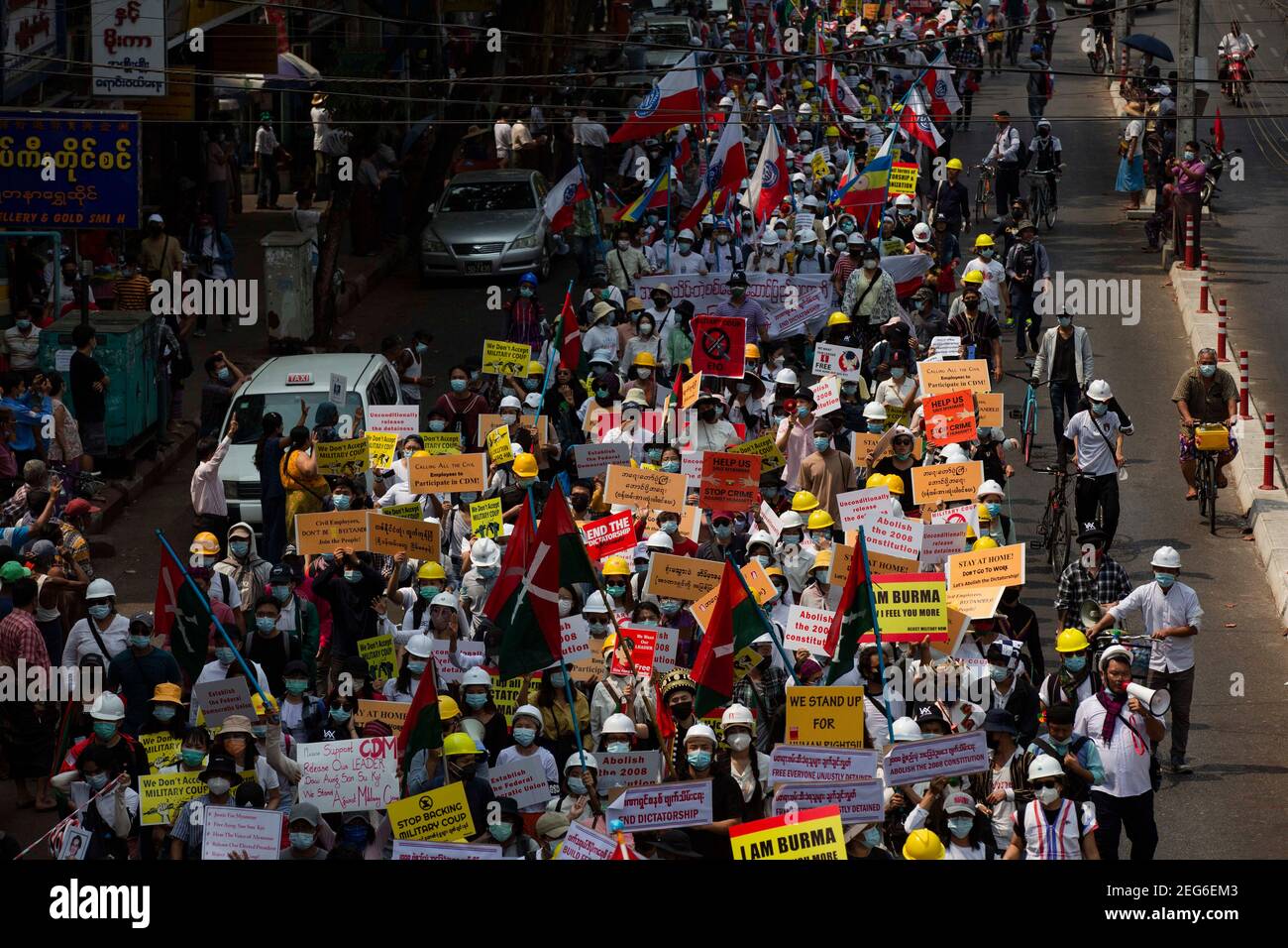 Yangon, Myanmar. 18 Feb 2021. Migliaia di manifestanti marciano per strada tenendo cartelli, bandiere e striscioni durante la manifestazione.UNA folla massiccia scese per le strade di Yangon per protestare contro il colpo di stato militare e chiese il rilascio del pro Aung San Suu Kyi. L'esercito del Myanmar ha arrestato il consigliere di Stato del Myanmar Aung San Suu Kyi il 01 febbraio 2021 e ha dichiarato uno stato di emergenza mentre coglie il potere nel paese per un anno dopo aver perso l'elezione contro la Lega nazionale per la democrazia (NLD). Credit: SOPA Images Limited/Alamy Live News Foto Stock