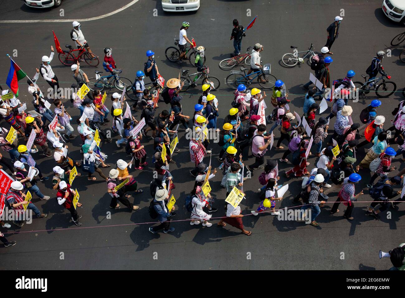 Yangon, Myanmar. 18 Feb 2021. Migliaia di manifestanti marciano per strada tenendo cartelli, bandiere e striscioni durante la manifestazione.UNA folla massiccia scese per le strade di Yangon per protestare contro il colpo di stato militare e chiese il rilascio del pro Aung San Suu Kyi. L'esercito del Myanmar ha arrestato il consigliere di Stato del Myanmar Aung San Suu Kyi il 01 febbraio 2021 e ha dichiarato uno stato di emergenza mentre coglie il potere nel paese per un anno dopo aver perso l'elezione contro la Lega nazionale per la democrazia (NLD). Credit: SOPA Images Limited/Alamy Live News Foto Stock