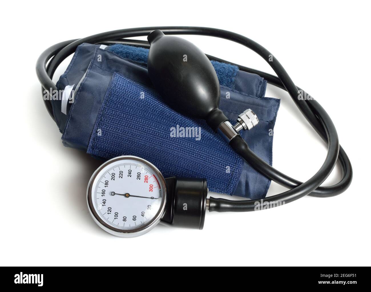 Uno sfigmomanometro, noto anche come monitor della pressione sanguigna, o manometro della pressione sanguigna. Isolato su sfondo bianco Foto Stock