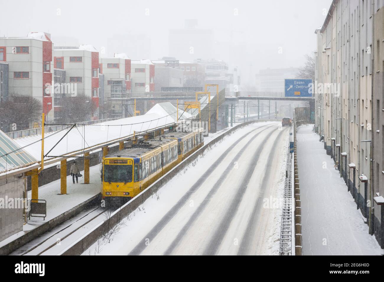 Essen, Nord Reno-Westfalia, Germania - inizio invernale nella zona della Ruhr, passeggero alla fermata della metropolitana, poche auto che guidano sull'autostrada A40 in ghiaccio e neve. Foto Stock