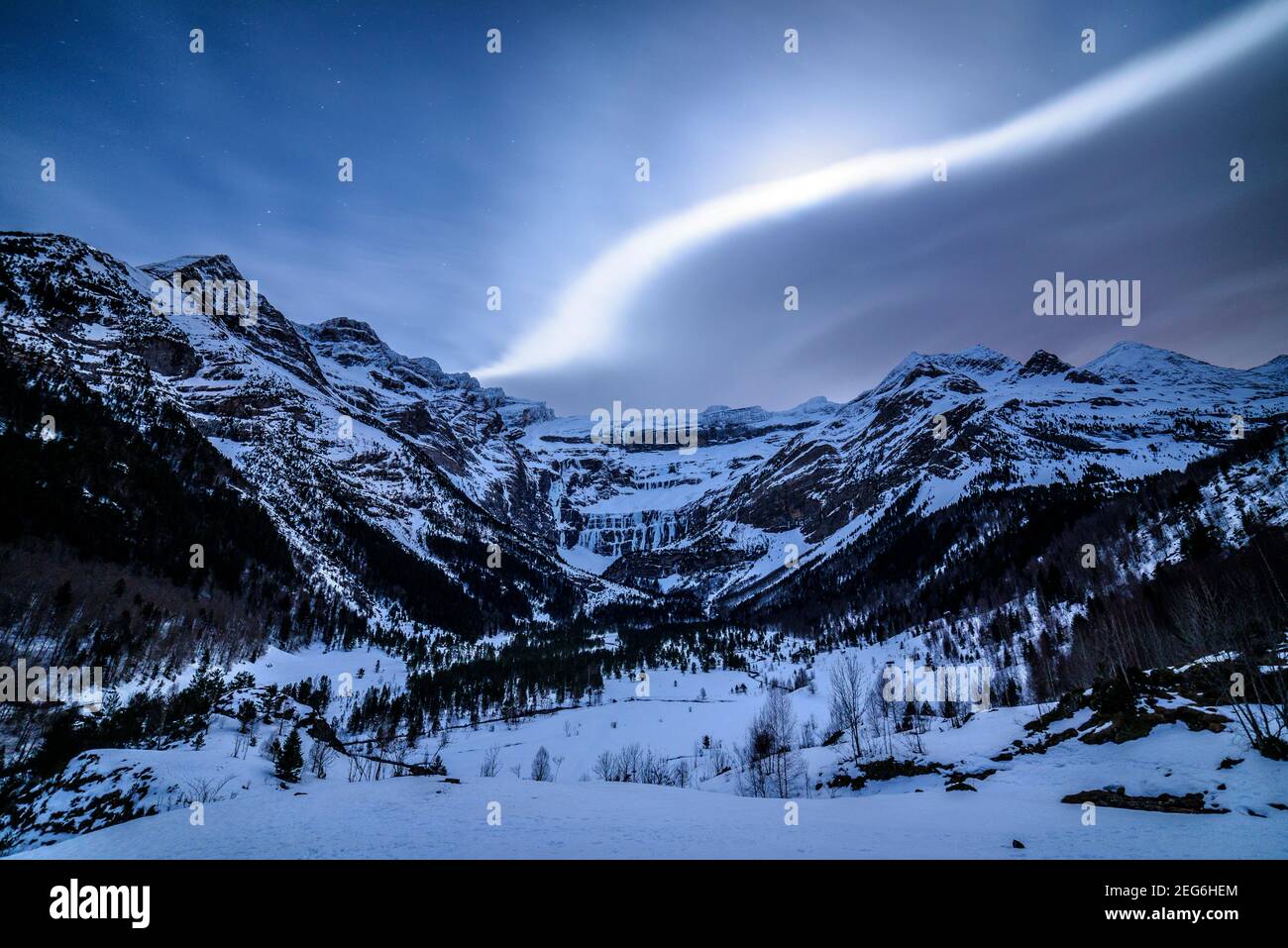 Inverno freddo notte al Cirque de Gavarnie e Marboré cima (Midi-Pirenei, Pirenei, Francia) Foto Stock