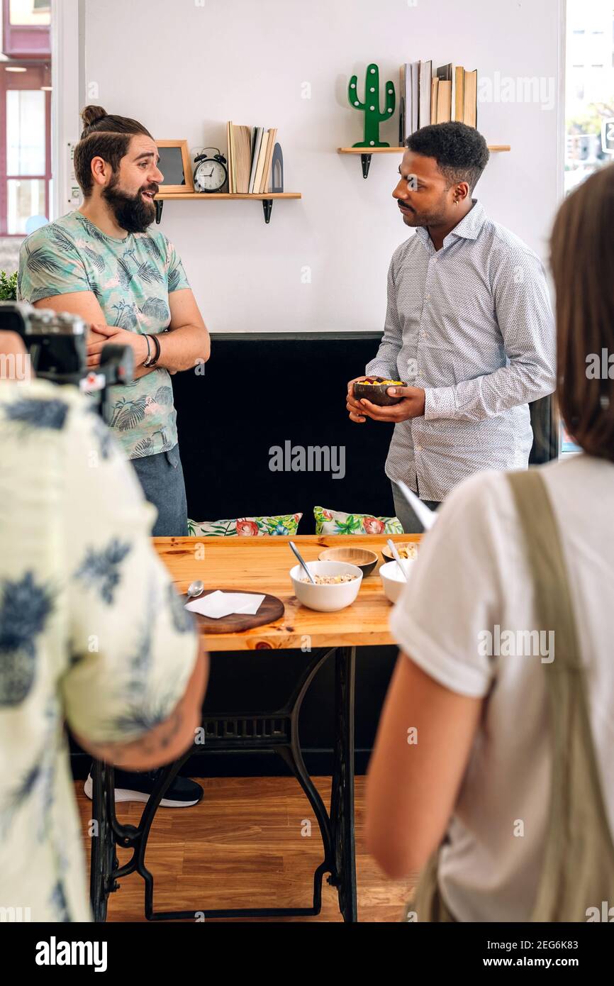 Cucinare dando uno streaming sano mangiare parlare in un ristorante Foto Stock