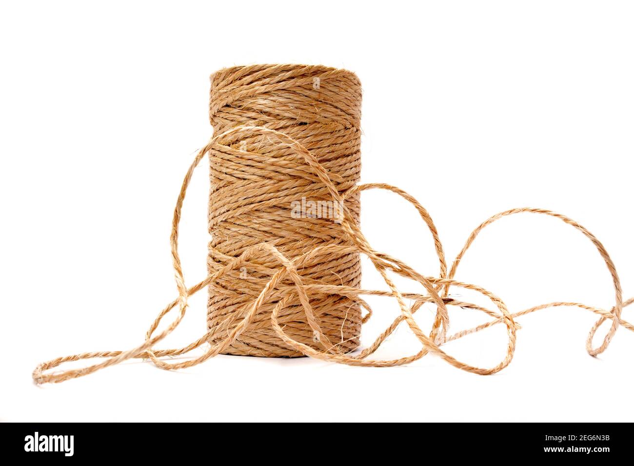 Bobina di spago con fili aggrovigliati su uno sfondo semplice per attività artigianali o di giardinaggio Foto Stock