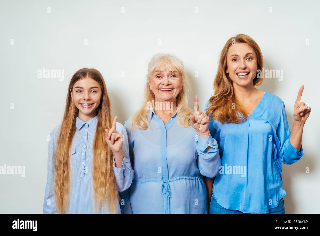 Nonna, figlia e nipote insieme a casa, felici momenti di vita domestica - Famiglia divertirsi, concetti di anziani, famiglia di età superiore Foto Stock