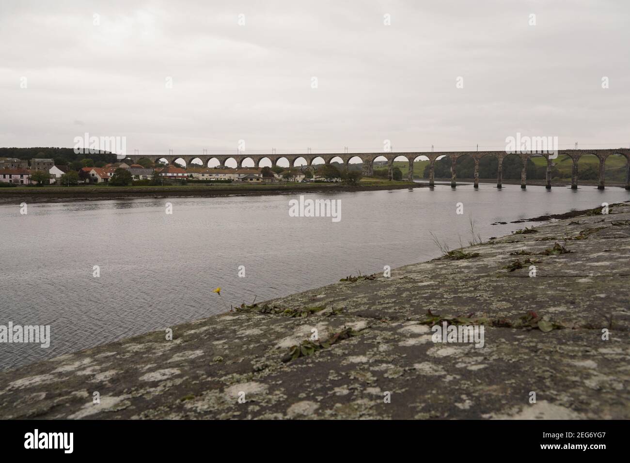 Il Royal Border Bridge che attraversa il fiume Tweed Foto Stock