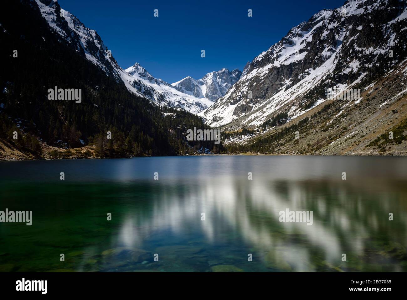 Valle di Gaube e il massiccio del Vignemale con neve in punta, visto dal Lac de Gaube (Pyrénées National Park, Pyrenees, Cauterets, Francia) Foto Stock