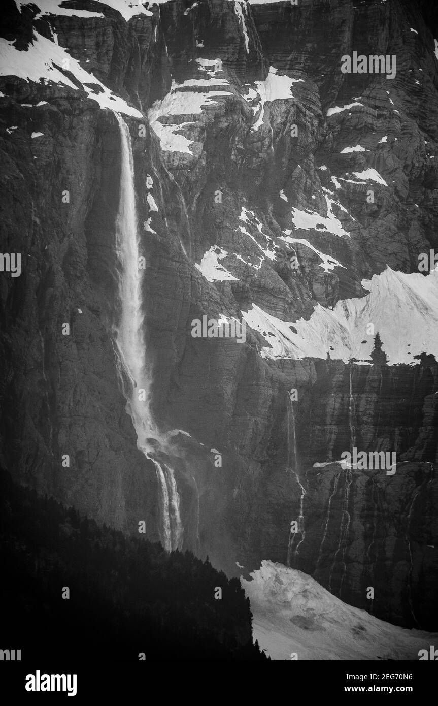 Cascata Grande Cascade nel circo montano di Gavarnie (Parco Nazionale dei Pirenei, Midi-Pirenei, Francia) Foto Stock