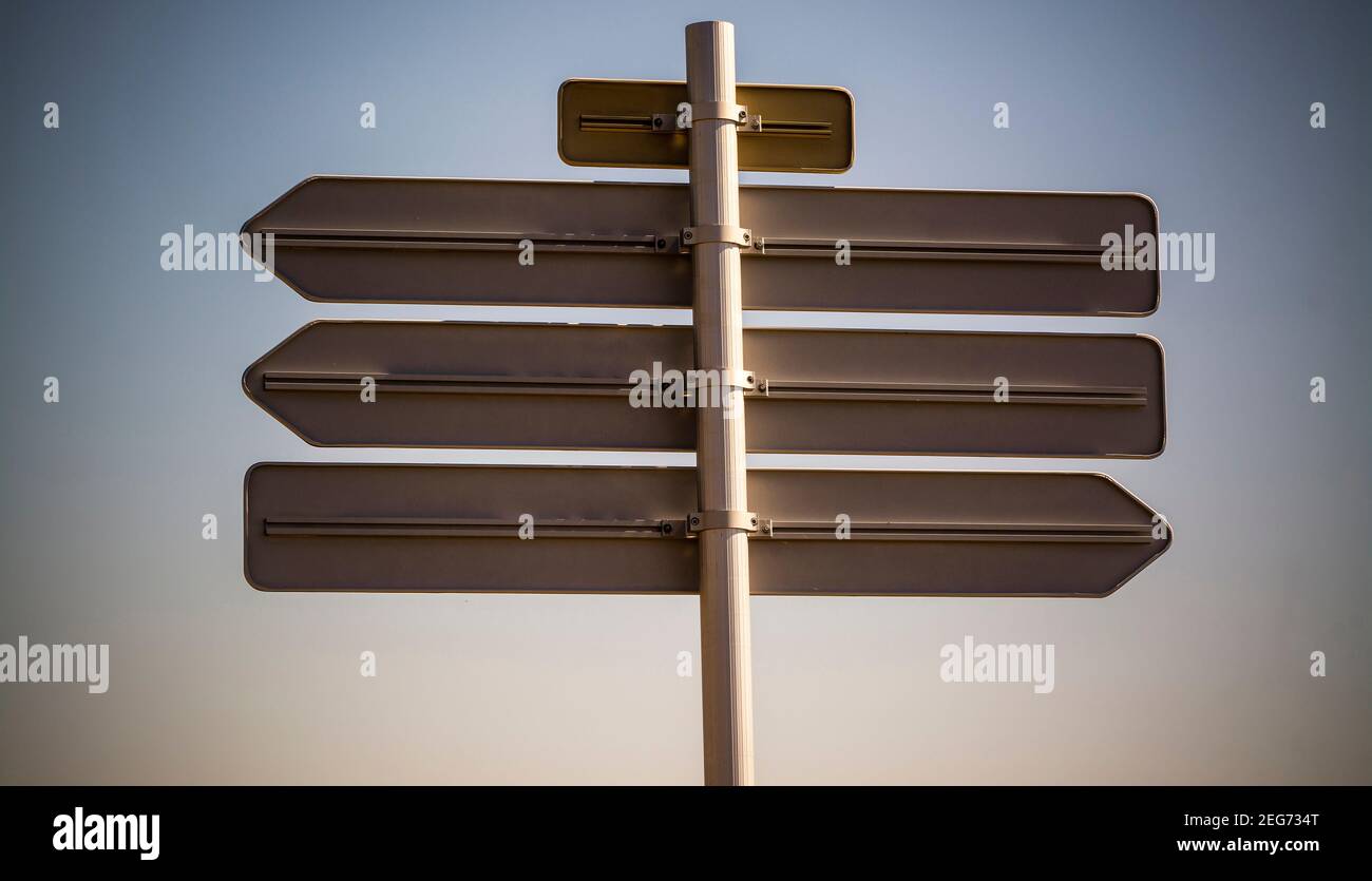 Vista posteriore della segnaletica stradale francese e cielo blu, Francia Foto Stock