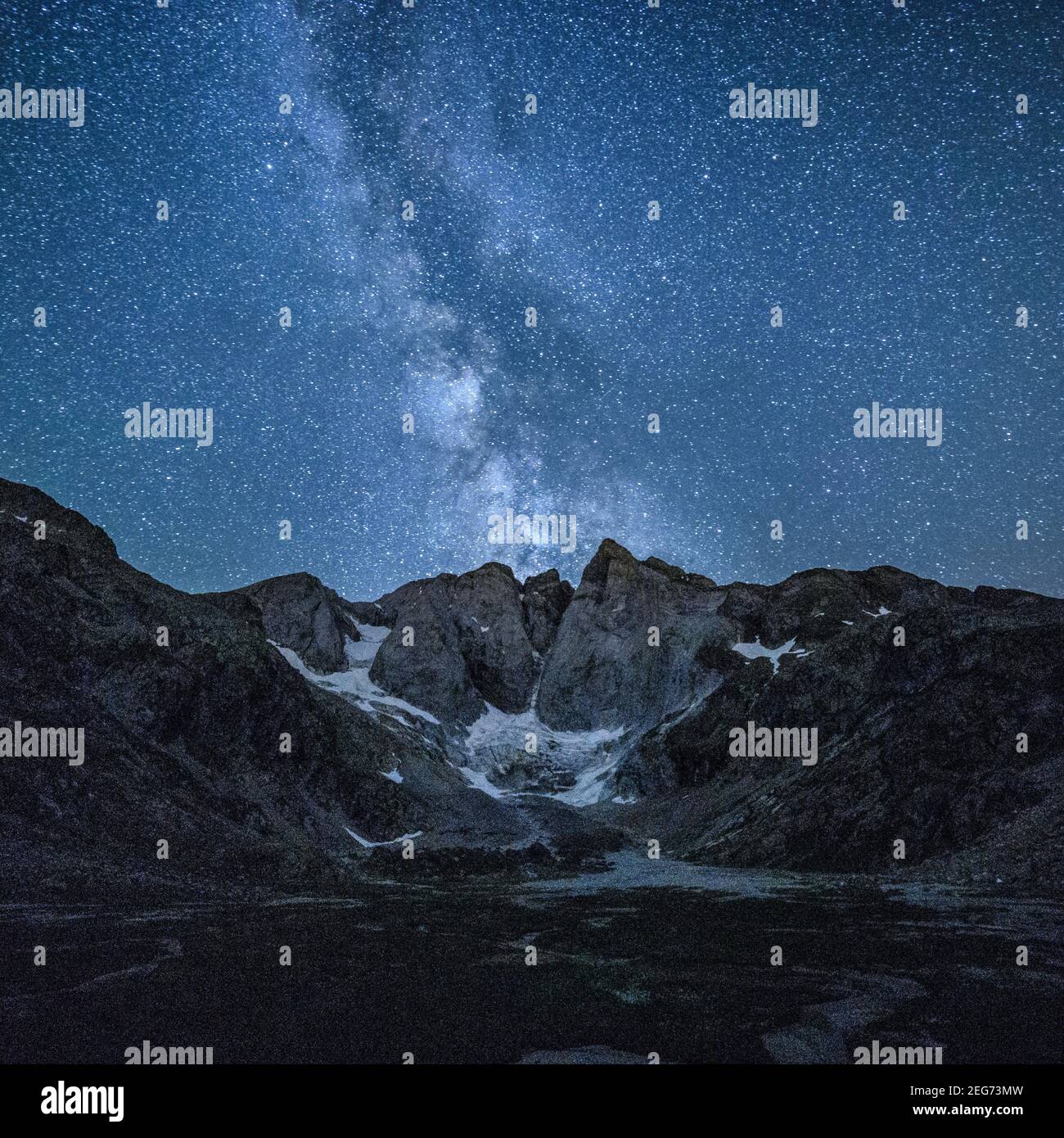 Notte stellata e Via Lattea sul massiccio del Vignemale visto dal Rifugio Oulettes de Gaube (Parco Nazionale dei Pirenei, Cauterets, Francia) Foto Stock