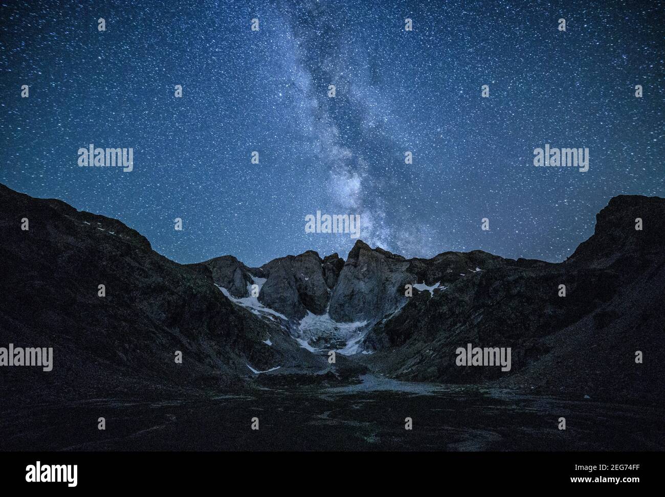 Notte stellata e Via Lattea sul massiccio del Vignemale visto dal Rifugio Oulettes de Gaube (Parco Nazionale dei Pirenei, Cauterets, Francia) Foto Stock