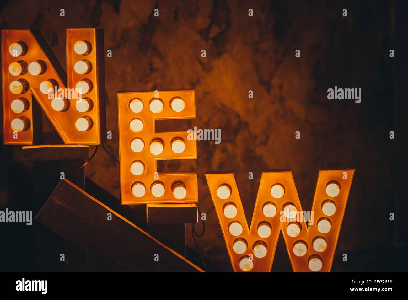 Nuove lettere di concetto di design creativo 2021 da lampadine gialle Foto Stock