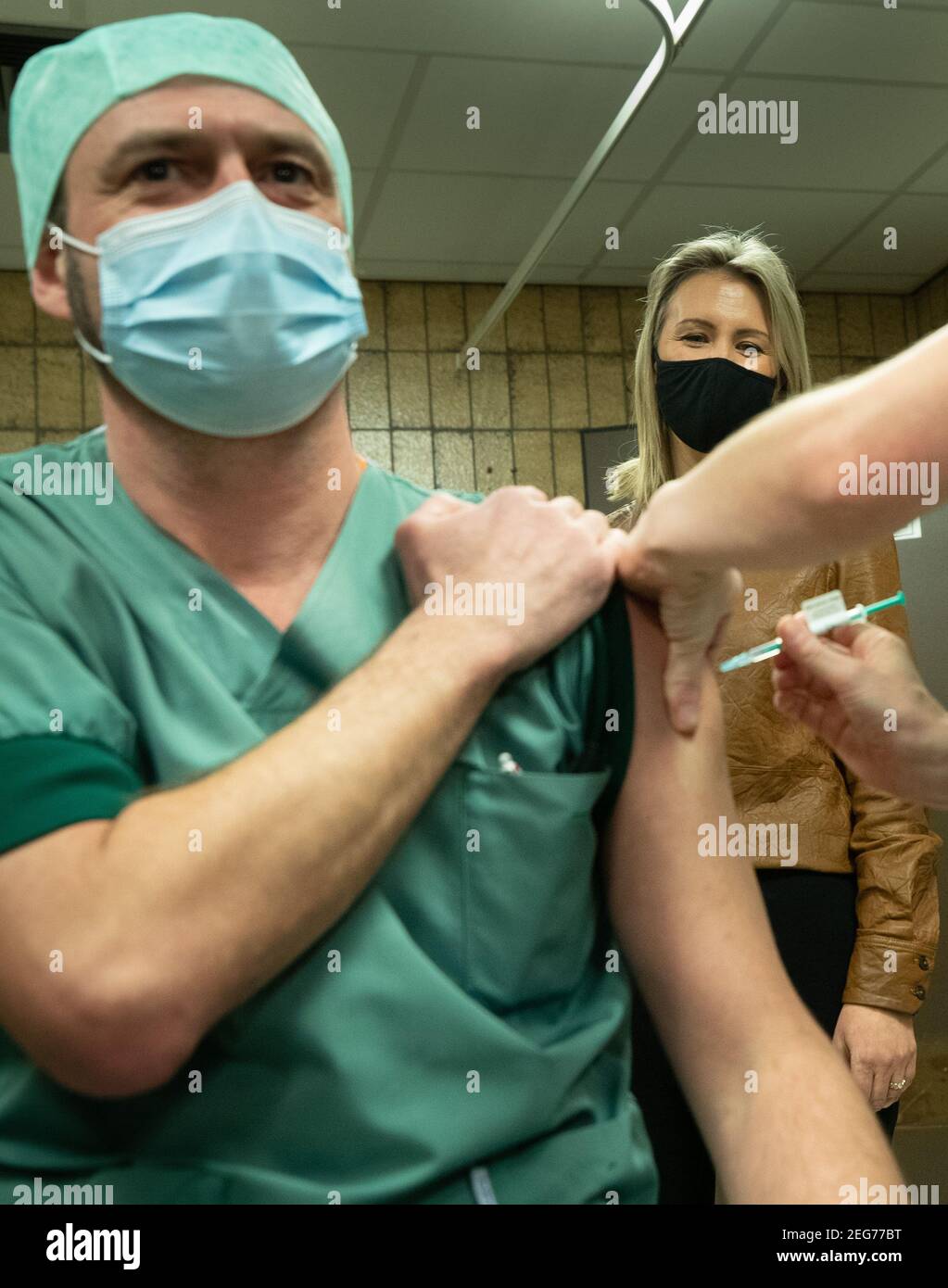 Il ministro della Difesa Ludivine Dedonder guarda come il personale del Queen Astrid Military Hospital riceve la seconda dose del vaccino Covid-19, giovedì Foto Stock