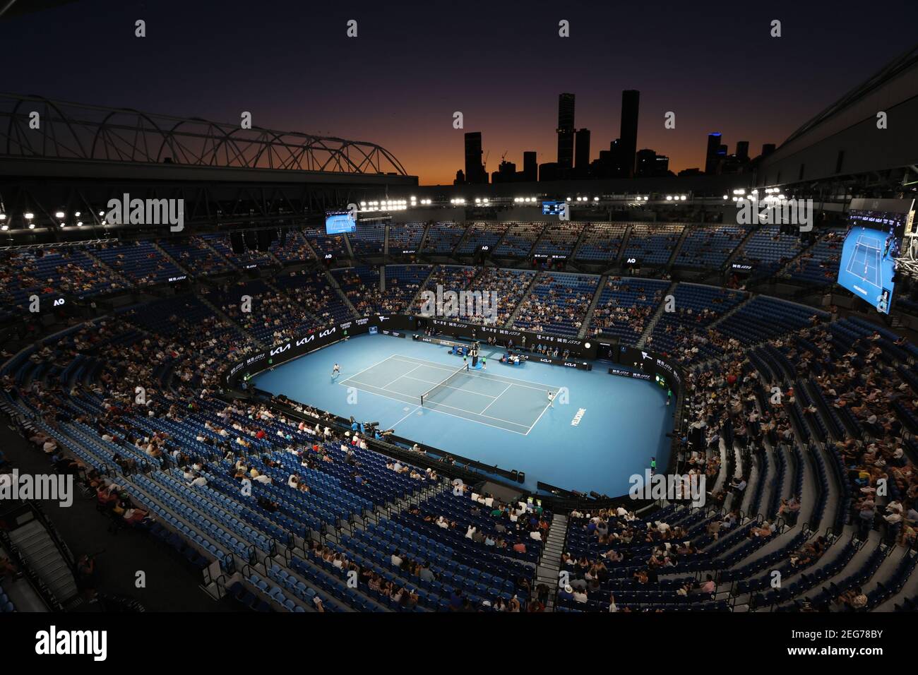 Melbourne, Australia. 18 Feb 2021. La Serbia Novak Djokovic (R) compete con la Russia Aslan Caratsev durante la semifinale maschile del singolo all'Australian Open di Melbourne Park a Melbourne, Australia, 18 febbraio 2021. Credit: Bai Xuefei/Xinhua/Alamy Live News Foto Stock