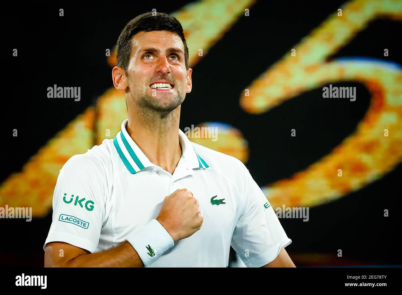 Il serbo Novak Djokovic festeggia durante una partita di tennis contro il russo Caratsev, nelle semifinali del concorso maschile singles dell' Australia Foto Stock