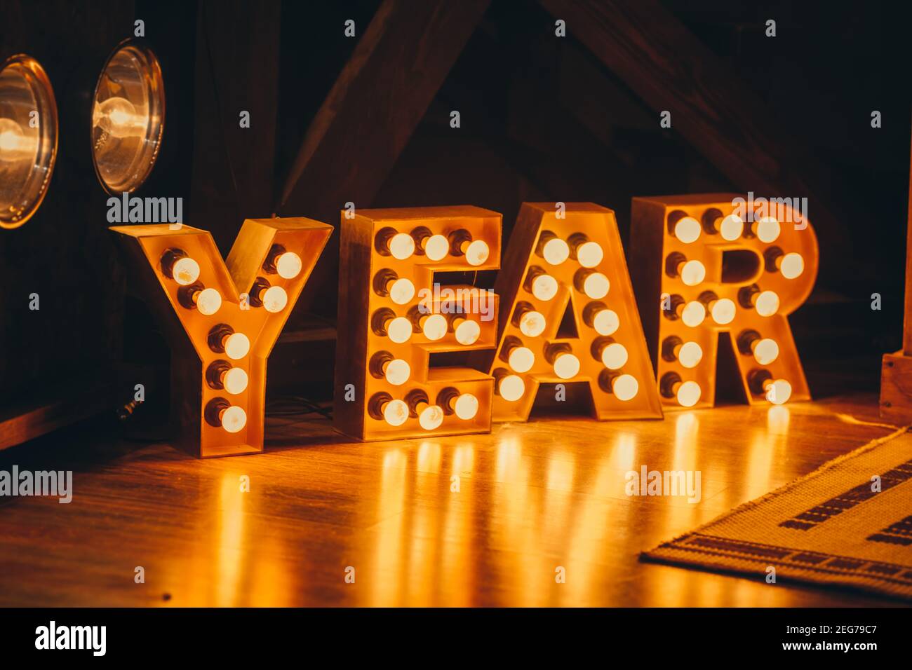 Nuove lettere di concetto di design creativo 2021 da lampadine gialle Foto Stock